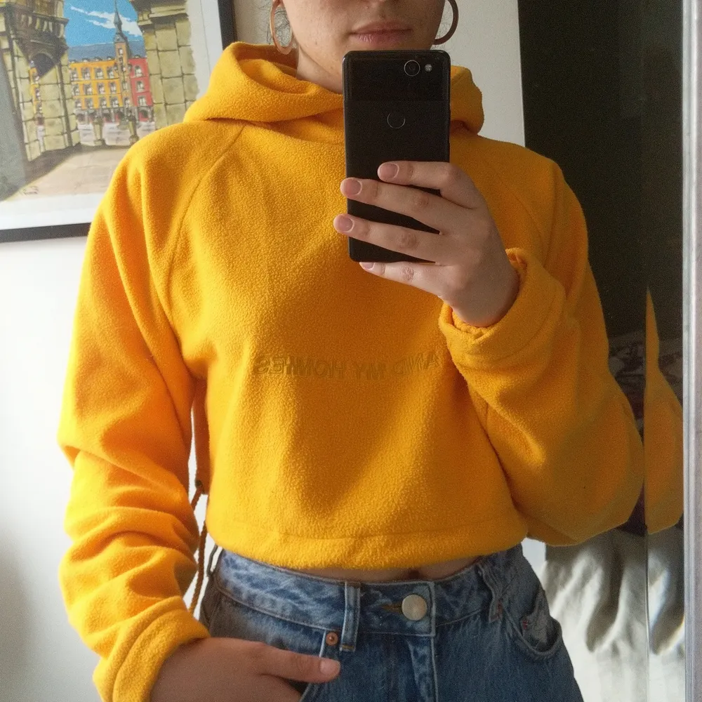 I stort sätt oanvänd gul croptop hoodie i flis — supermysig men kommer inte till användning. Står 