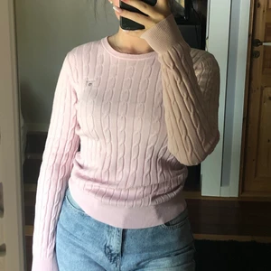 Kabelstickad tröja  - Rosa kabelstickad gant tröja. Bra skick och köparen betalar frakt.