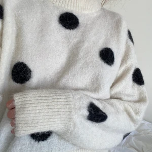 Stickad tröja - Jättefin stickad tröja från and other stories som är i bra skick. Jag kan mötas upp längst gröna linjen annars står köparen för frakten💗💗💗