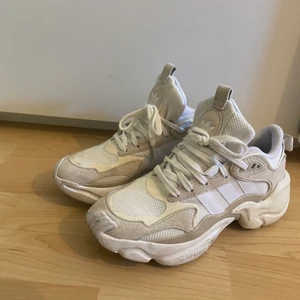 Sneakers Adidas magmur runner - Endast använda en gång, säljes pga fel storlek. Köparen betalar frakten. 