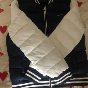 Gant jacka  - Hej, jag säljer min gant jacka i st s och den är nästan oanvänd.