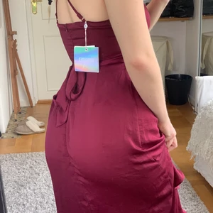 Volang-klänning - Jättesnygg volangklänning från Missguided. Köpt till avslutning förra året som ej blev av, hoppas därför att den kan göra någon annan glad. Lapp kvar, aldrig använd. Bandet går att knyta fram eller bak, elr ta bort helt. Passar xs-s.