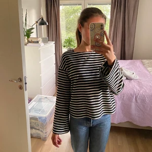 Randig topp från NA-KD💓 - Supersöt randig topp med vida armar från NA-KD! Använd fåtal gånger och är i nyskick! Fått många komplimanger om denna tröja och är en fin tröja att använda till vardagen💓💓  Skriv till mig för fler frågor eller bilder 😚Frakt står du för!