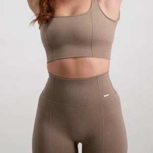 AIMN träningsset 🤍 - Tights+sport bh från aimn i storlek S, i färgen espresso. Endast använda två gånger, säljer då jag inte trivs i färgen. Jätte sköna att träna i och att ha till vardags. Inköpta för 1000kr.  Frakt på 58 kr tillkommer 🤍
