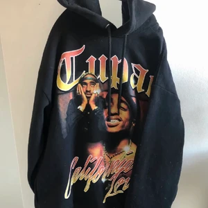 Tupack hoodie  - Lägger ut min tupac hoodie igen pga oseriösa köpare!💕 BUDEN ÄR BINDANDE! Hoodie är bara använd 2-3 gånger då den inte riktigt var min stil!💕 den har fickor!💕 BUDA✨✨✨ HAR INGET DIREKTPRIS UTAN KÖR 100% PÅ BUDGIVNINGEN 