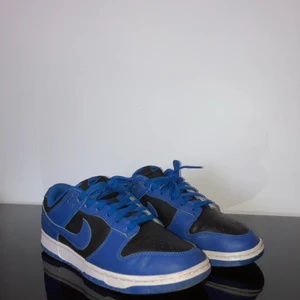 Nike dunks Low Hyper Cobalt  - Aa nu säljer jag mina dunks för dom är för små, dom är använda lite, så dom är inte 10/10 men dom är 8/10 - lite crus eller vad de heter men de skadar inte de syns knappt, dom är as snygga så nu har ni chans att glänsa på fötterna!!!