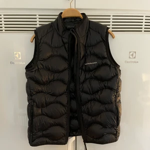 Peak performance väst storlek 170  - Jätte fin väst. Säljer pågrund av att den är lite för stor och lång för mig som är 1,58 lång. Fick i julas o har aldrig andvänt. Buda eller köp för 900 direkt 