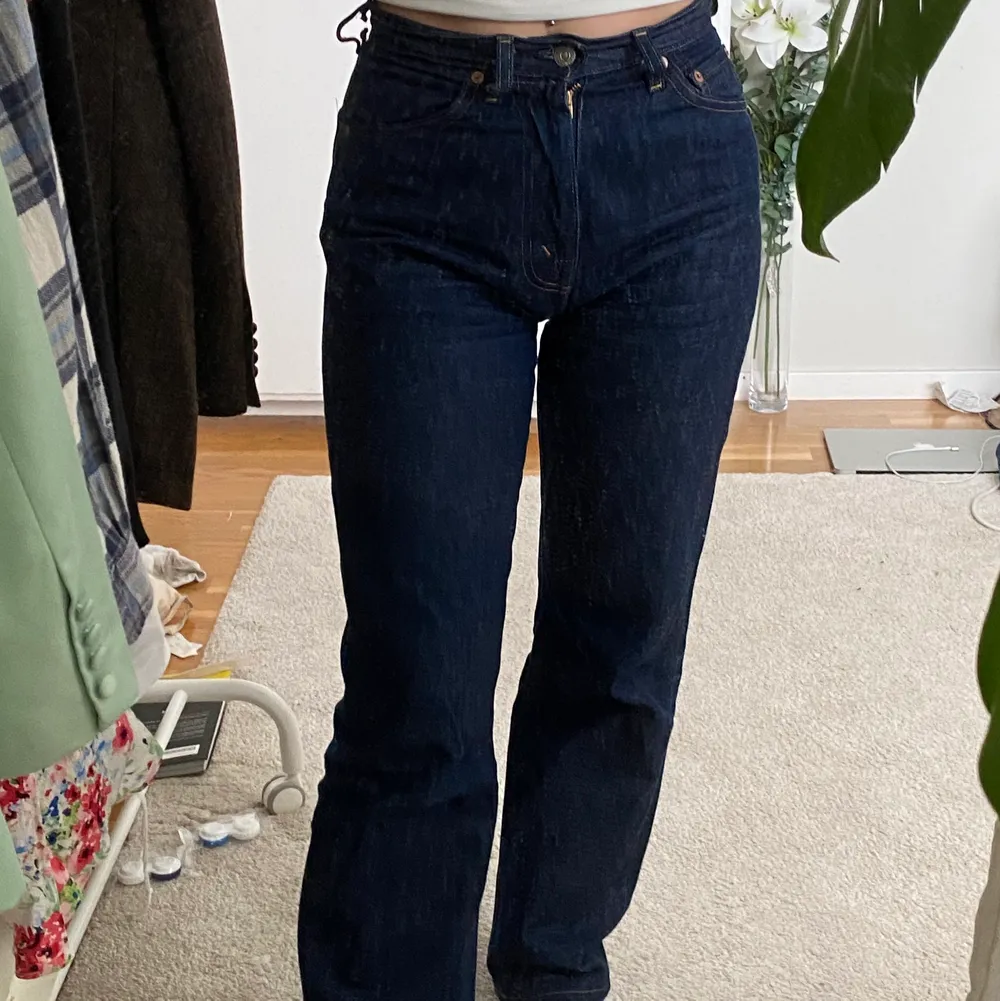 Världens finaste jeans som är lite för små för mig😓 Köpta på arkivet (second hand), modell 701, storlek 25 i midjan (jag är vanligtvis 26). Har även sytt upp de till rätt längd för mig, är 160. ☺️. Jeans & Byxor.