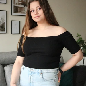 Off-shoulder topp - En svart off-shoulder toppfrån monki. Säljer pga använder den inte längre. Den är ribbad.