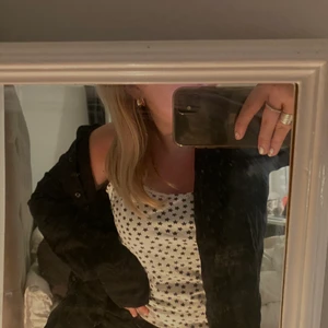 stjärn linne - snyggt linne med mörk blåa stjärnor på! jätte söt till sommaren!  budning gäller +frakt