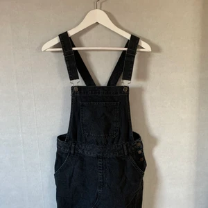 Hängselklänning storlek 38 - Jättefin hängselklänning i jeans, fint skick.