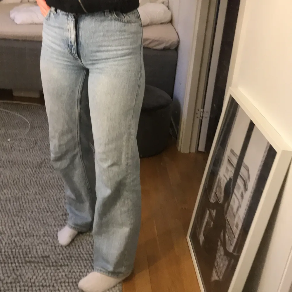 Supersnygga byxor från monki. Säljer pga att de inte kommer till användning. Köparen står för frakten. Originalpris 399😍🥰❤️. Jeans & Byxor.