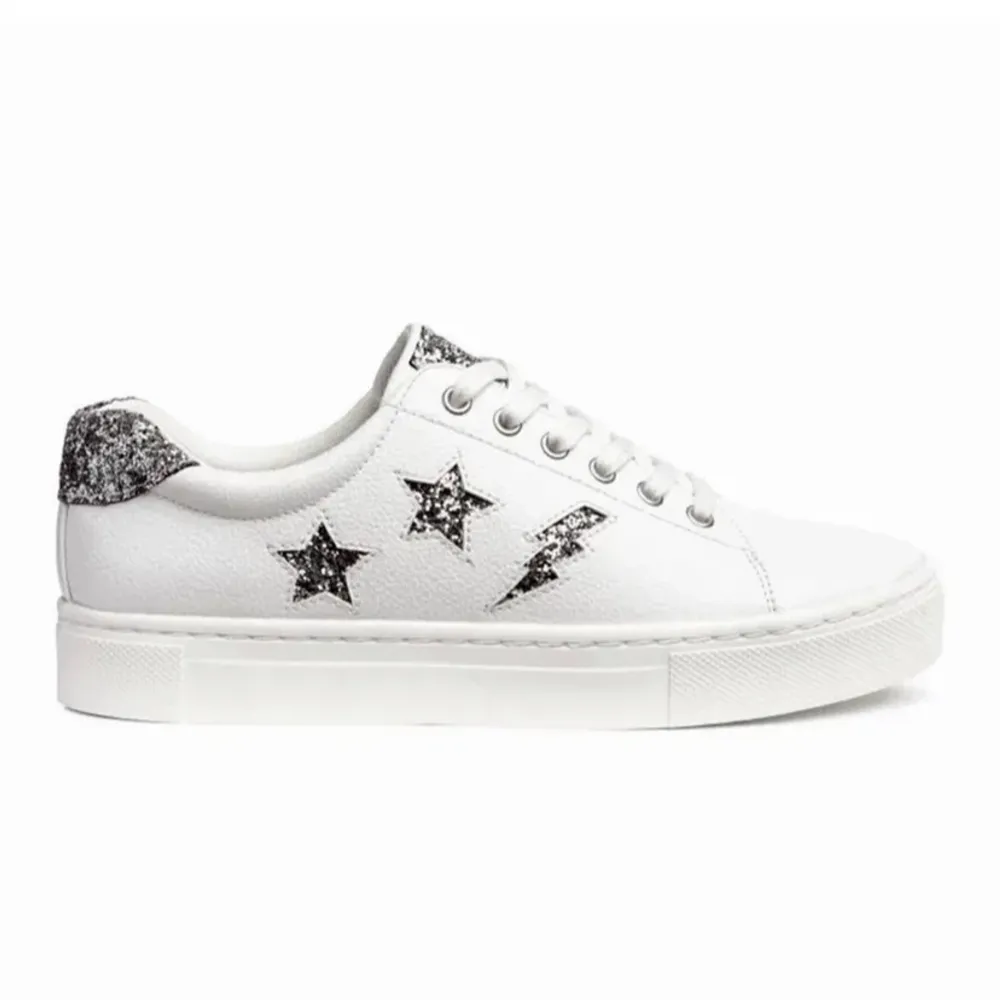 Lägger upp igen på grund av oseriös köpare! Säljer dessa vita sneakers med silvriga stjärnor och blixtar på! Storlek 38💛. Skor.