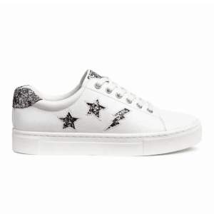 Lägger upp igen på grund av oseriös köpare! Säljer dessa vita sneakers med silvriga stjärnor och blixtar på! Storlek 38💛