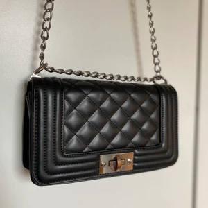 Svart väska - Fin svart väska i bra skick🖤 Du får en guldfärgad kedja på köpet så att du kan byta från den silvriga om du känner för det🤩 90kr, köparen står för frakten!