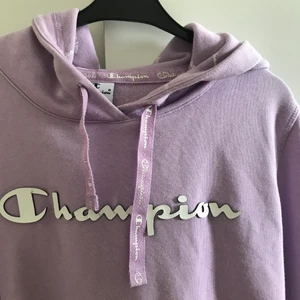 Ljuslila hoodie - Hoodie från Champion som är ljuslila (se bild 2) med en fin passform. Strl Medium. Som ny då jag endast använt den 2-3 gånger 