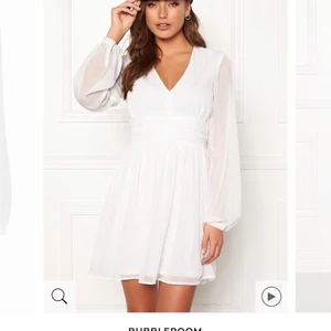 Studentklänning - Superfin student/avslutningsklänning från bubbleroom i storlek 40. ”Dahlia dress” Endast använd en gång. Själva dragkedjan har gått av med annars är den som ny. Nypris 500kr, säljer för 200kr. Köparen står för frakt.