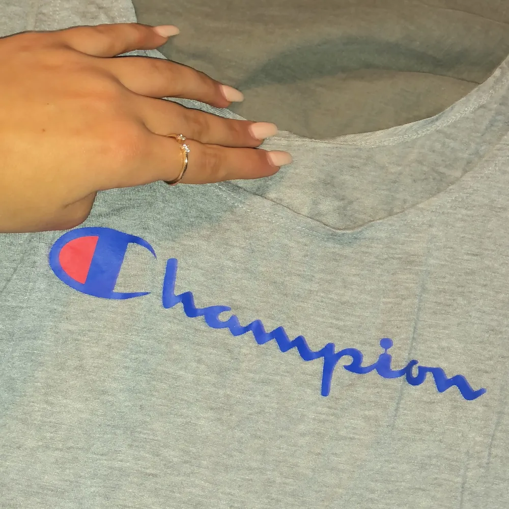 Fin ny Champions linne i skönt material som aldrig kommit till användning. Toppar.