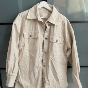 Beige skjortjacka H&M - Väldigt fin beige Skjortjacka i lite hårdare tyg från H&M, storlek XS/S men passar lätt en M. 