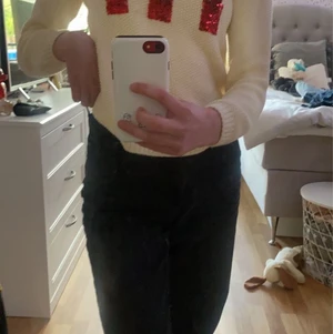 Strl barn 152 stickad tröja  - Stickad vit tröja med text Hi rött och silver , gammal tröja från Danmark 