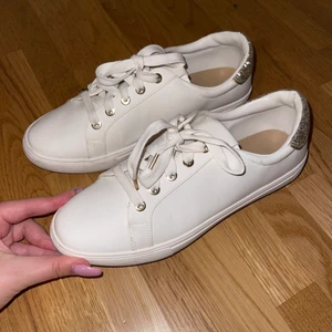 Skor  - Skor använda en gång men inget som syns stolrek 41