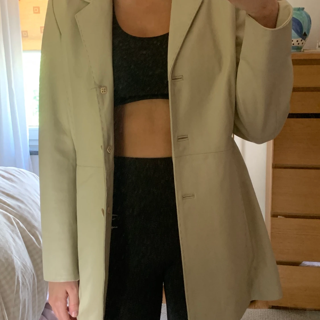 Beige läder-kavaj (vet inte säkert om det är äkta läder eller inte då den är köpt second hand) 