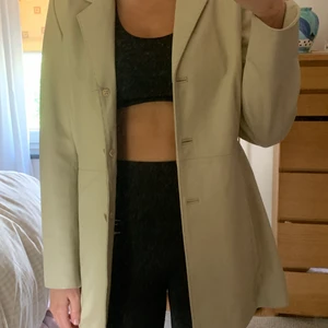 Beige läder-kavaj (vet inte säkert om det är äkta läder eller inte då den är köpt second hand)  - Storlek 36-38, använd endast en gång. Som sagt köpt second hand, på humana. 