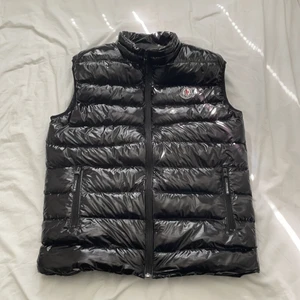 Moncler väst, storlek S - Helt ny moncler väst, säljer på grund av att den är för liten, 10/10 skick helt ny skick. Går att scanna.