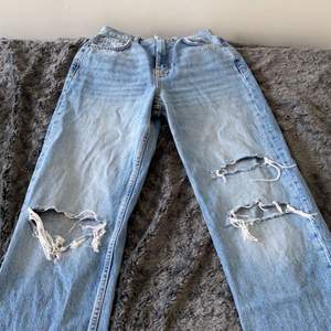 Blåa snygga jeans med hål från Gina, säljer då jag har ett par liknande så dom här kommer inte till så mycket användning💗 jag är 1,63 och dom sitter bra på mig💗