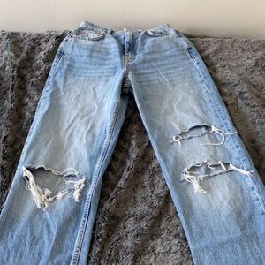 Jeans  - Blåa snygga jeans med hål från Gina, säljer då jag har ett par liknande så dom här kommer inte till så mycket användning💗 jag är 1,63 och dom sitter bra på mig💗
