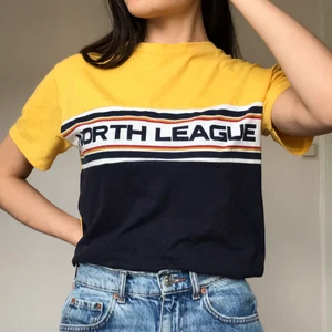 Retro t-shirt Urban Outfitters - Retro tisha i bra kvalitet köpt för 4 år sedan på Urban Outfitters. Strl S     Köparen står för frakt! 