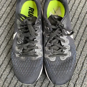 Nike-skor - Nike träningsskor i fint skick. Använda max 10 gånger inomhus. 🌟 nypris ca 1000kr. Mitt pris, 500kr. 