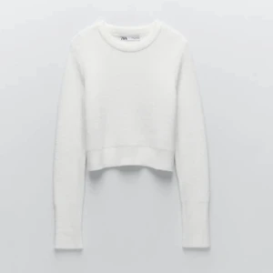 Zara tröja fluffig  - Mysig vit tröja från zara! Väldigt bra skick💖 storlek M, säljer för 150 (köpte för 299kr)