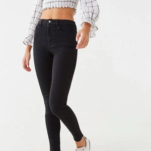 Svarta jeans - Säljer ett par svarta skinny jeans som formar dina kurvor riktigt fint. Dom köptes på forever 21 i USA och är  i princip oanvända. Byxorna är mid skulle jag säga, kommer till precis under naveln. Väldigt stretchiga i storlek xs /s. Do Kan mötas upp i Göteborg, men annars står köparen för frakten! Tveka inte på att höra av dig vid frågor🌸