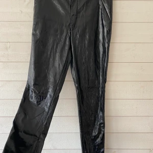 Svarta lackbyxor, strM - Snygg lackbrallor från BikBok i strM, säljs då dom inte kommer till användning längre:(🖤