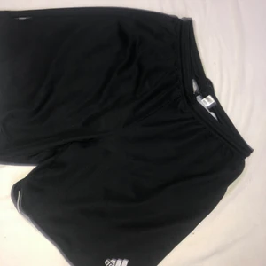 Adidas shorts - Säljer ett par snygga  Adidas shorts, de är inga fläckar på och den är allmänt fin. Säljer för de är stora på mig. Priset kan såklart diskuteras :) och finns i Karlskoga så man kan mötas om ni vill.