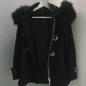 Jacka/kappa med pälshuva  - Relevant info: Kappa i oanvänt skick från Zara.                                    Övrig info: Köpte den för 800:-