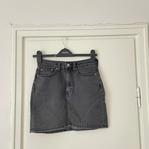 Weekday jeanskjol Strlk 34 - Fin stretchig jeanskjol från Weekday strlk 34. Passar upp till 36 skulle jag säga! 