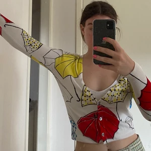 Mönstrad kofta - En cool mönstrad tunn kofta med blåa, gula och röda paraplyer på. Står ingen storlek men sitter som en XS. 🍀