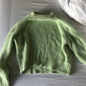 Stickad tröja - mintgrön stickad tröja! Precis som ny! Frakt tillkommer! Passar mig som oftadt har S/36 men passar mindre också!
