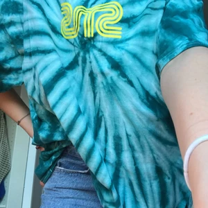tiedye t shirt - as cool oversized t shirt från sns köpt förra sommaren! Är kvar i sjukt bra skick och varsamt använd! Är köpt med mening i storlek LX så passa alla!😊 säljer bara vid bra bud!! Nypris någonstans imellan 300-400kr (fick den i present men är rätt säker på att det var 399kr🙌💗) buda med minst 10kr på priset 
