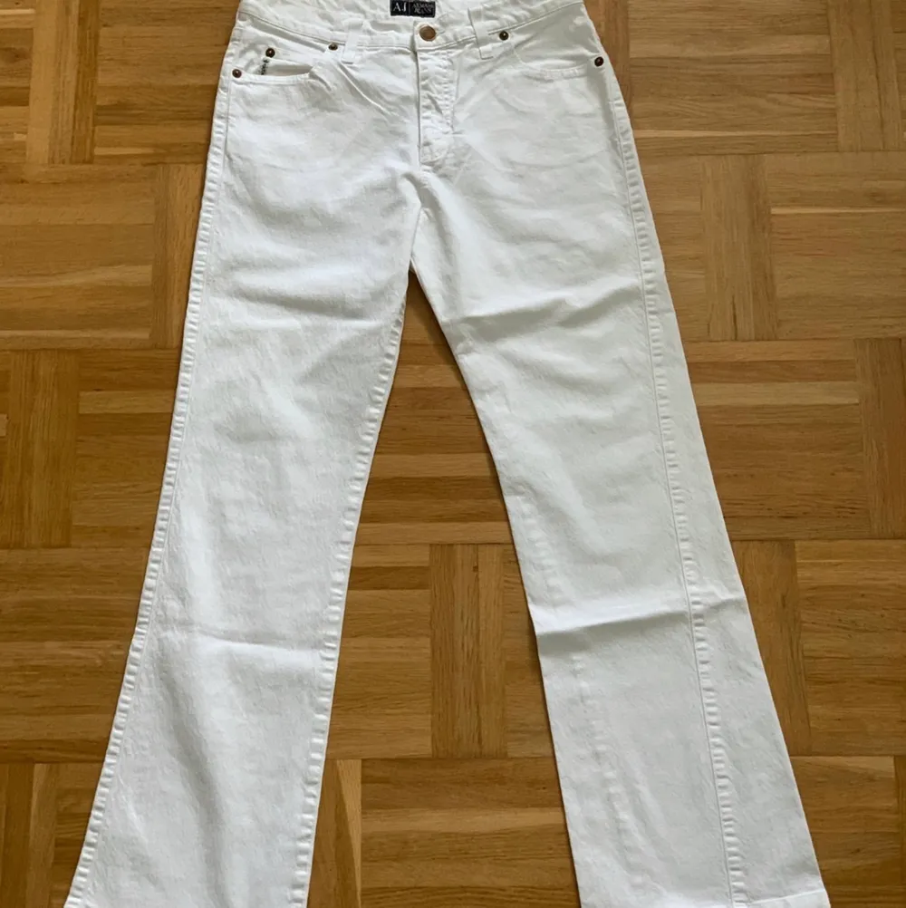 Armani Jeans byxor i snygg modell Storlek 28 Fint skick Midja 74 ca  Längd  94 Innebenslängd 72. Jeans & Byxor.