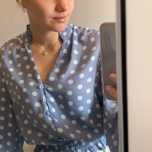 Prickig blus - En super söt blus som knappt är använd. Nypris: ca 150kr. Frakt ingår i priset:)