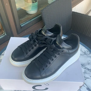 Alexander McQueen skor - Skitsnygga Alexander McQueen skor i jättebra skick, knappt använda. Begagnade. Säljer pga att dem aldrig kommer till användning eftersom jag inte känner att jag passar i dem💕