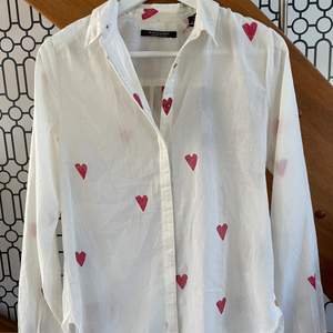 En gullig hjärtmönstrad skjorta i storlek xs från scotch & soda. Helt ny med prislapp kvar.