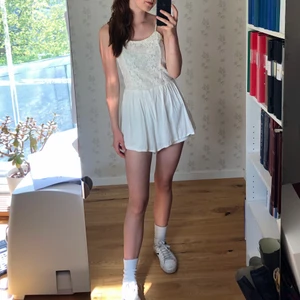 Vit playsuit med korta ben - Söt, vit playsuit🤎 Från ginatricot men köpt på second hand. Pris kan disskuteras!