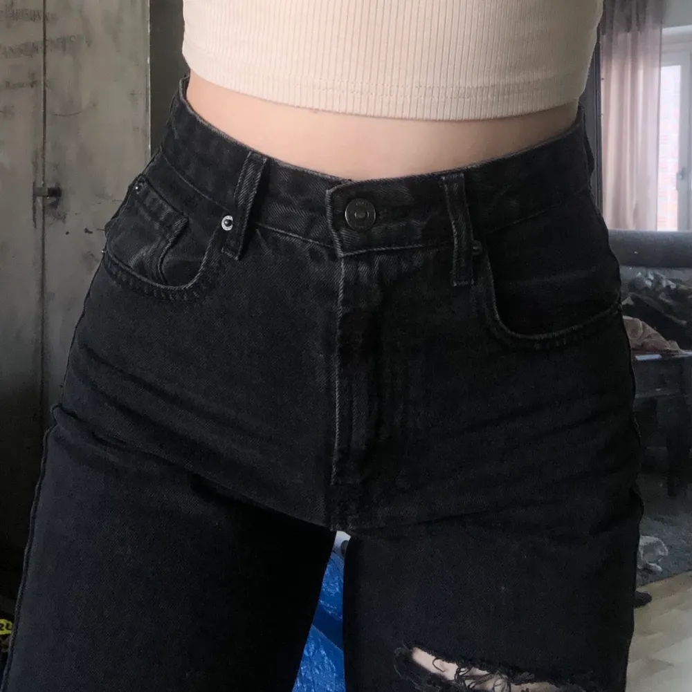 Svarta mom jeans med slitningar i fint skick, jag är ca 155cm. Jeans & Byxor.