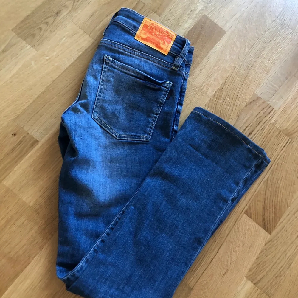 Säljer dessa vintage boot cut jeans från crocker med låg midja i storlek 26/32, dem är knappt använda kan skicka bild på passformen privat😊. Jeans & Byxor.
