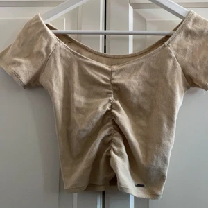 Hollister topp - Gullig topp som framhäver kurvor och bröst 