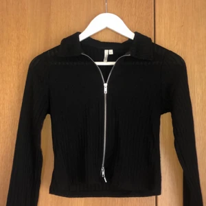 Double zip top  - En fin tröja med blixtlås som går åt båda håll från NLY Trend. Säljer för att den tyvärr inte kommer till användning. Använd nån enstaka gång. Säljer för 150kr, eventuell frakt tillkommer.